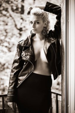 Sonbahar doğa arka plan üzerinde içinde güzel kadın