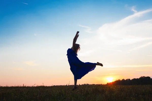 Fille posant dans un champ au coucher du soleil — Photo