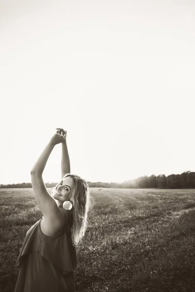 Chica posando en un campo al atardecer — Foto de Stock