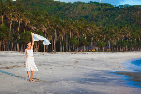 Ung flicka på tropiska ön stranden — Stockfoto