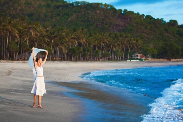 Jeune fille sur la plage île tropicale — Photo