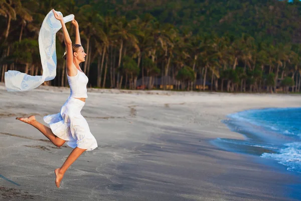 Young girl on tropical island beach — Stock Photo, Image