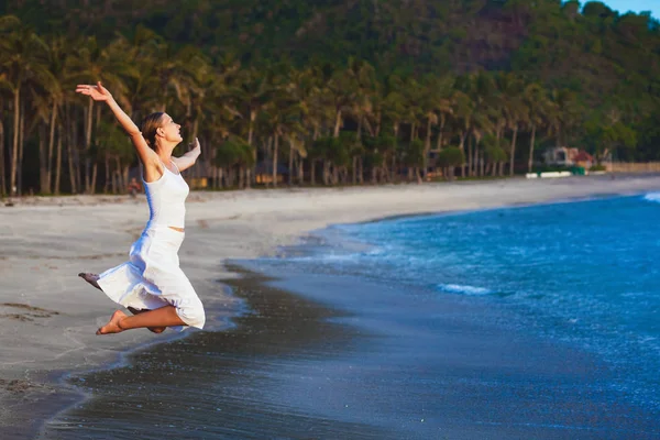 Jeune fille sur la plage île tropicale — Photo