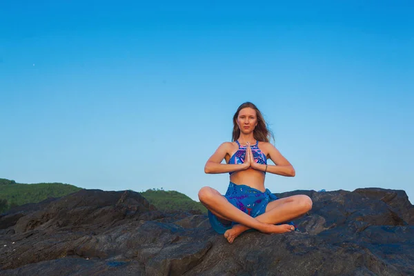 Beautiful Woman Meditates Rock Sunset — Stock Photo, Image