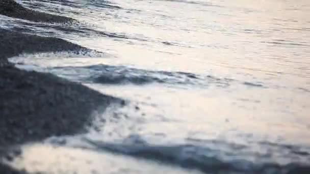 gros plan des vagues sur la plage 