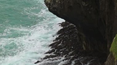 Rock ve okyanus dalgaları