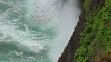 Okyanus dalgaları ve yüksek bir uçurum