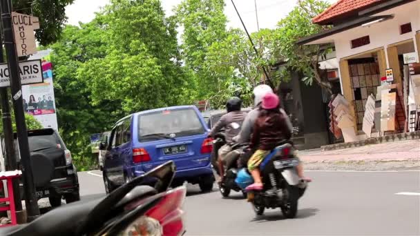 Traffico su una strada su Bali — Video Stock