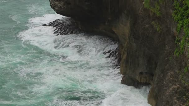Bir kayalık uçurum ve okyanus dalgaları — Stok video