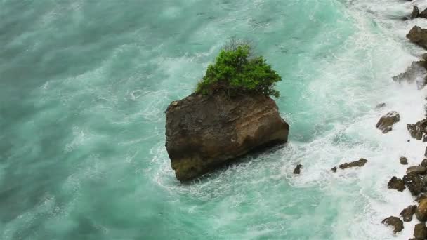 Velký kámen a vlny oceánu — Stock video