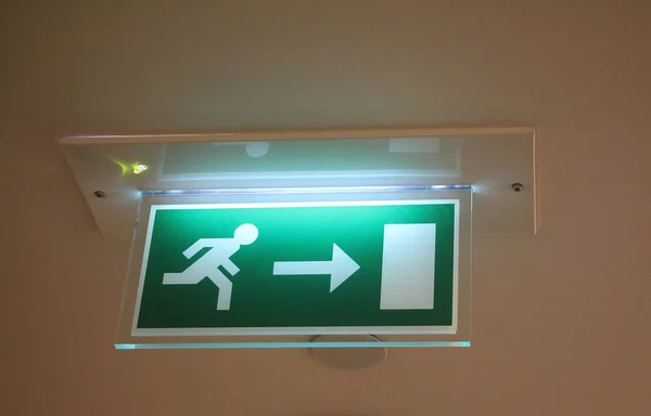 Green evacuation sign — Stock Photo, Image