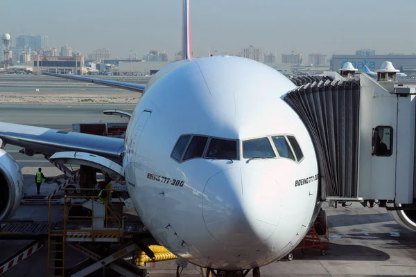 Un aereo Boeing 777 attraccato — Foto Stock