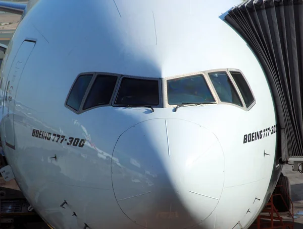Primo piano di un Boeing 777 attraccato — Foto Stock