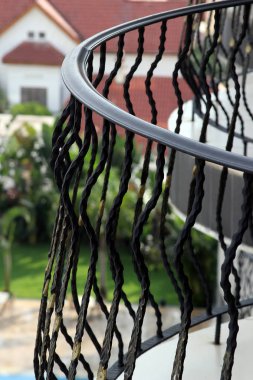 Eğimli metal balkon