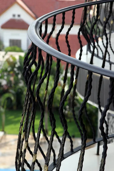 Eğimli metal balkon