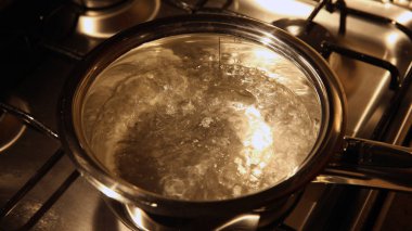 Kaynar su bir güveç