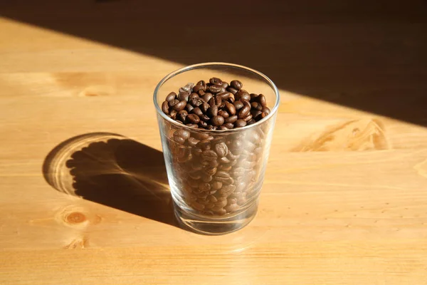 Un verre de grains de café — Photo