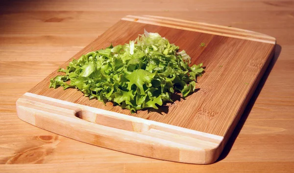 Salat auf einem Holzbrett lizenzfreie Stockfotos