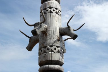 Gökyüzü üzerinde boğa totem