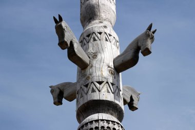 Gökyüzü üzerinde at totem