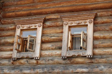 Süslü ahşap windows