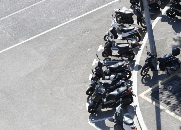 Birden çok park edilmiş motosikletler