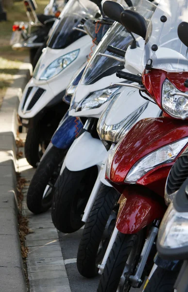 satır park edilmiş motosikletler