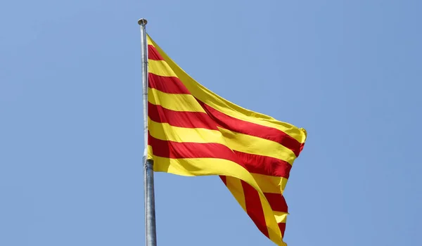 La bandera de Cataluña en el viento — Foto de Stock