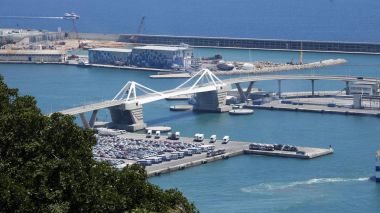 Barcelona limanda bir köprü