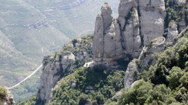 Montserrat yolları ve kayalar