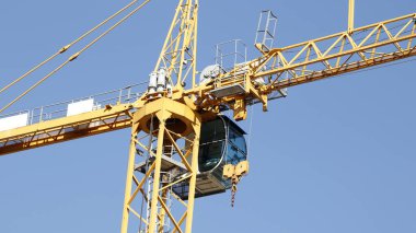 Sarı inşaat vinç portre