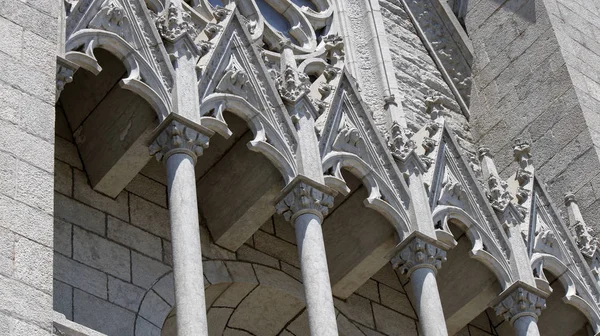 Katedral dış öğeleri