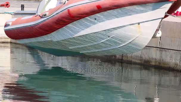 Barco a motor suspenso — Vídeo de Stock