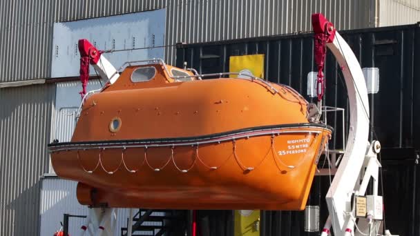 Reflexionen im geschlossenen Boot — Stockvideo