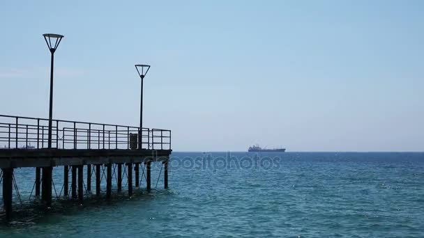 一个码头和一艘远洋货轮 — 图库视频影像