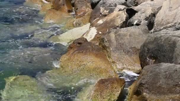 Sahil kayalar yıkama — Stok video