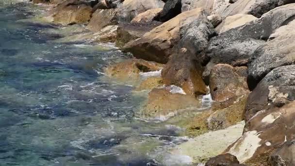 Большие камни на берегу моря — стоковое видео