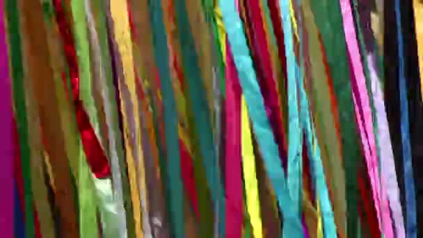 Farbige Stoffbänder am Wind — Stockvideo