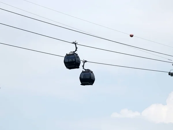 Cableway cabins and cables — Stock Photo, Image