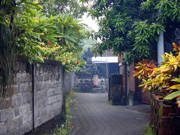 Небольшая улица в деревне Бали — стоковое фото
