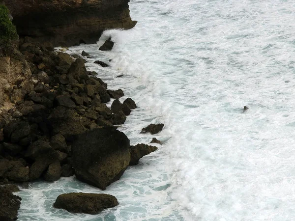 Orilla rocosa y océano espumoso — Foto de Stock