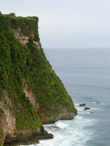 Alto acantilado de mar verde — Foto de Stock