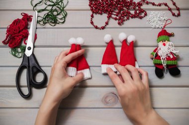 Noel ağacı oyuncaklar el yapımı. Ahşap arka plan. Üstten Görünüm.