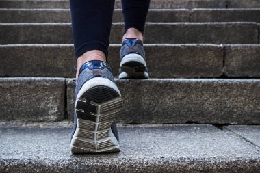 Spor ayakkabı. Kaldırıma bir kadın. 