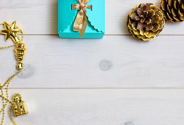 Regalo de Navidad azul sobre fondo blanco de madera . —  Fotos de Stock