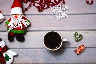 Kahve molası. Noel oyuncaklar yapmak. 