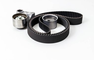 Triger kayışı izole beyaz bir arka plan üzerinde silindirleriyle Kit. Otomobil parçaları. Yedek parçalar.