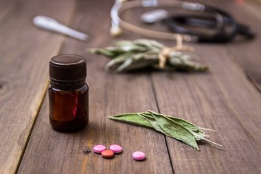 Birçok farklı şifalı otlar. Homeopatik ilaçlar.