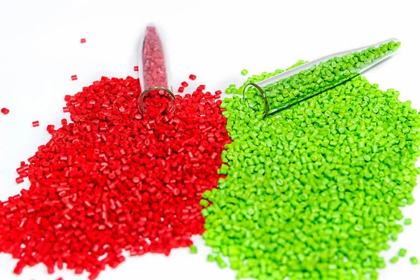 Polymerfarbstoff. Farbstoff für Kunststoffe. Pigment im Granulat. — Stockfoto