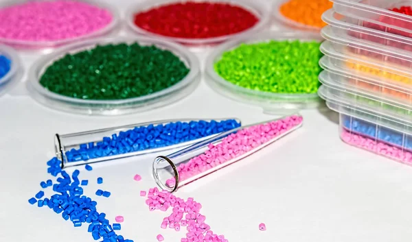 Polymerfarbstoff. Farbstoff für Kunststoffe. Pigment im Granulat. — Stockfoto